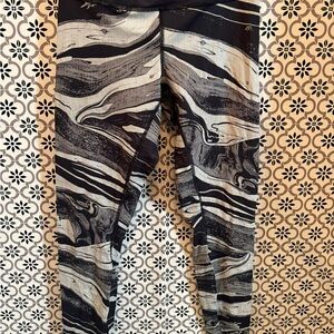 Lululemon Athletica Black and Gray Leggings Stylish and Versatile